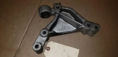 02 03 04 05 Land Rover Freelander Right Engine Motor Mount Bracket 1