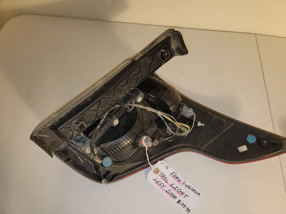 11 15 Ford Explorer Driver Left Side Outer Tail Light Assembly Oem 1