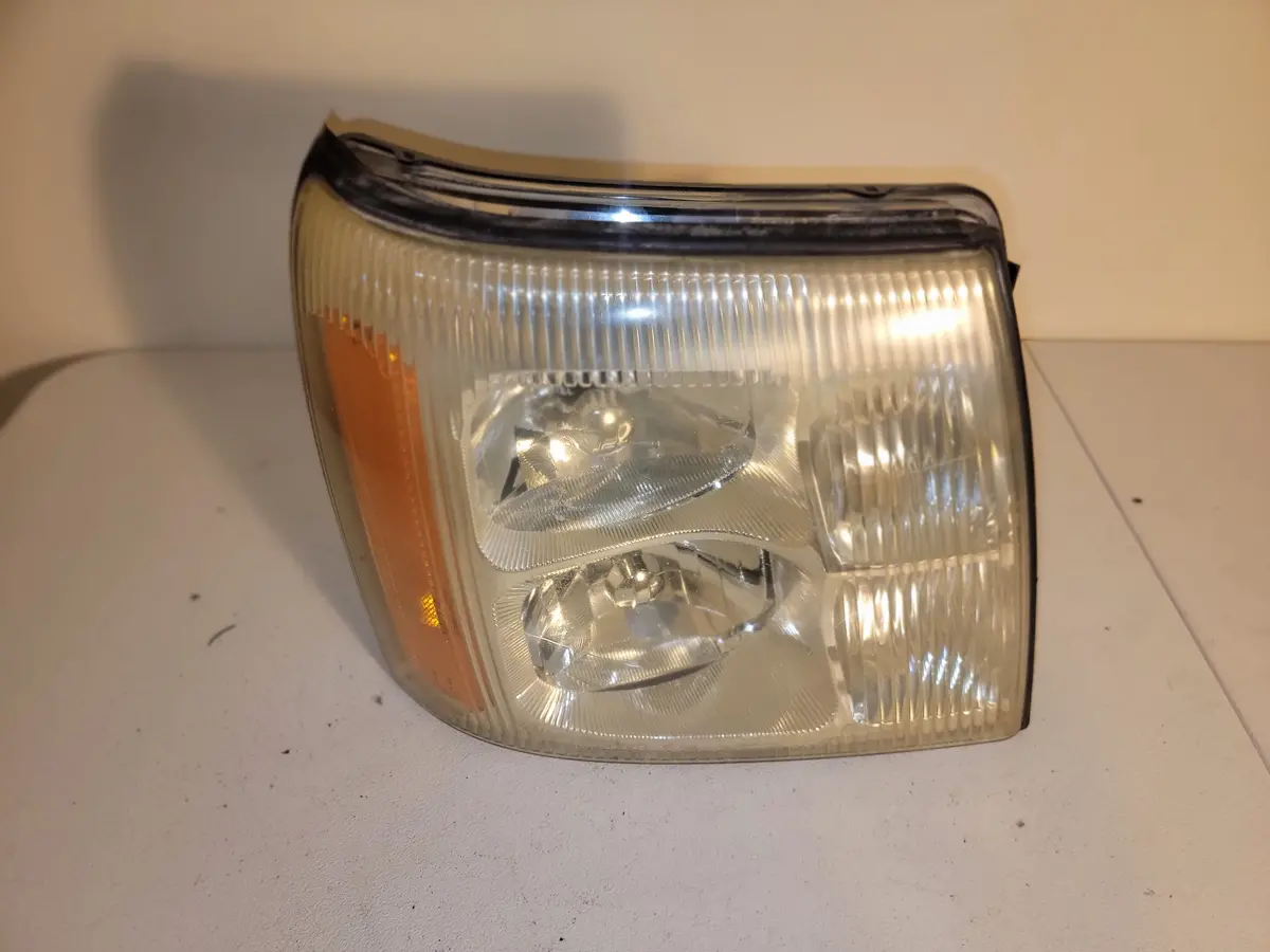 02 Cadillac Escalade Right Hand Headlight 15044522 Oem 1