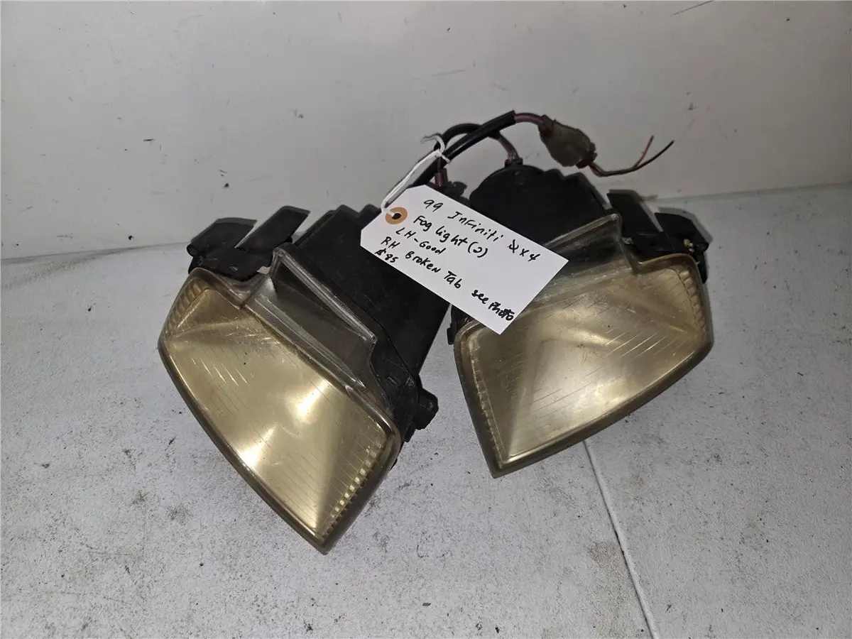 1999 Infiniti Qx4 Fog Light(2) Left/H Good, R/H Broken Tab 11463437R Oem 1