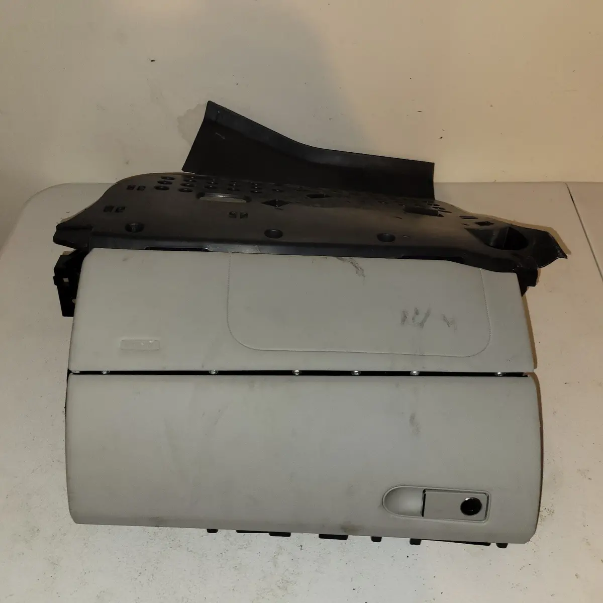 12 - 18 Mercedes-Benz Cls550 Passenger Tan Glove Box Storage Compartment Oem 1