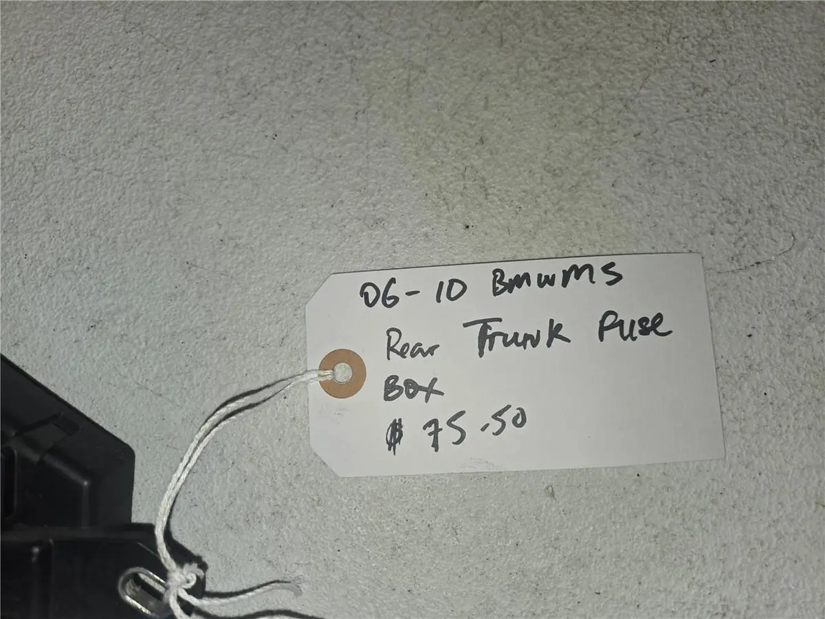 06-2010 Bmw Ms Rear Trunk Fuse Box 1