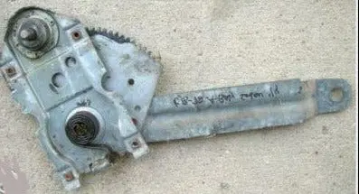 Quarter Glass Regulator, Sedan Right 68-72 A-Body 1