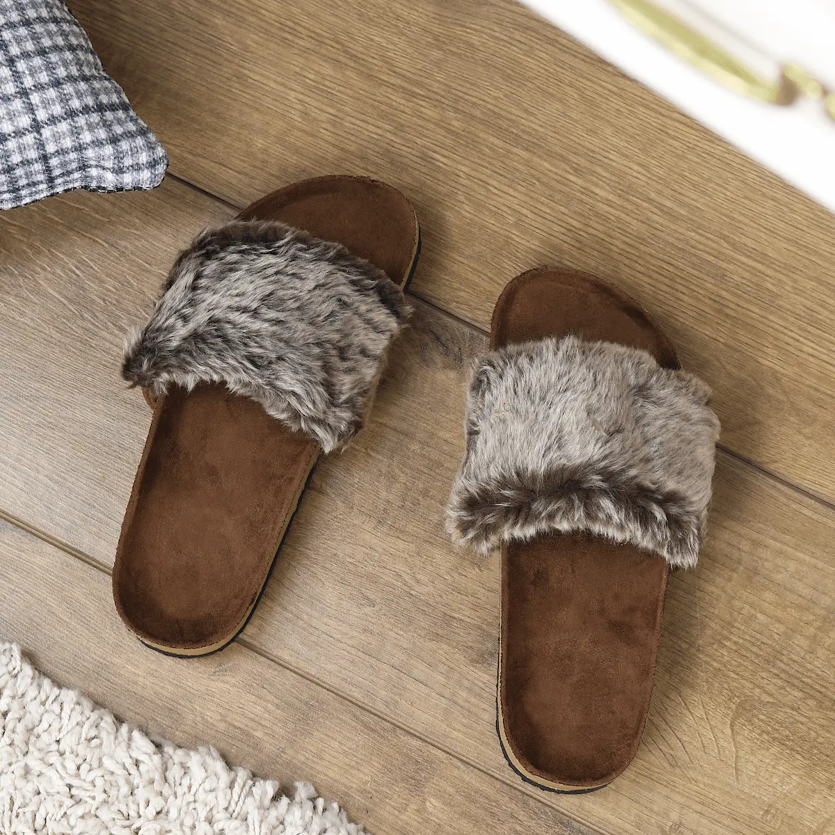 Womens Faux Fur Sliders Slippers With Glittery Moulded Sole 1