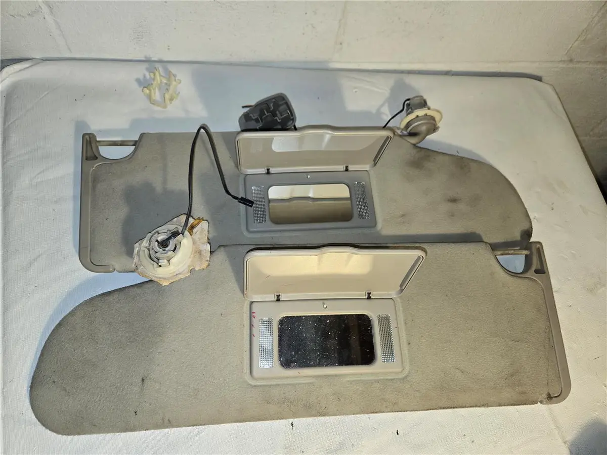 2002 - 2006 Chevrolet Gmc Silverado Sierra Driver’S Side Sun Visor 15006353 Oem 1