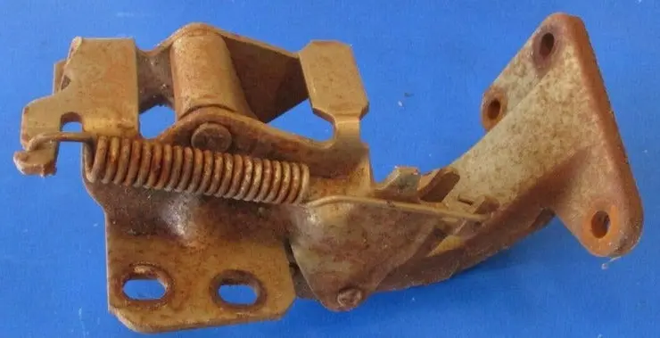 Door Hinge, Lower Left Used 67 Gm B-C-Body 1