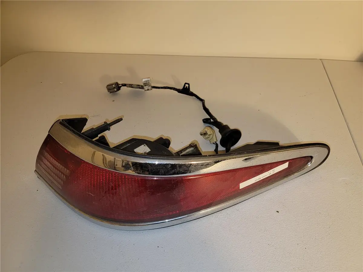 1997 - 1998 Lincoln Mark8 Rh T-L P260h Oem 1